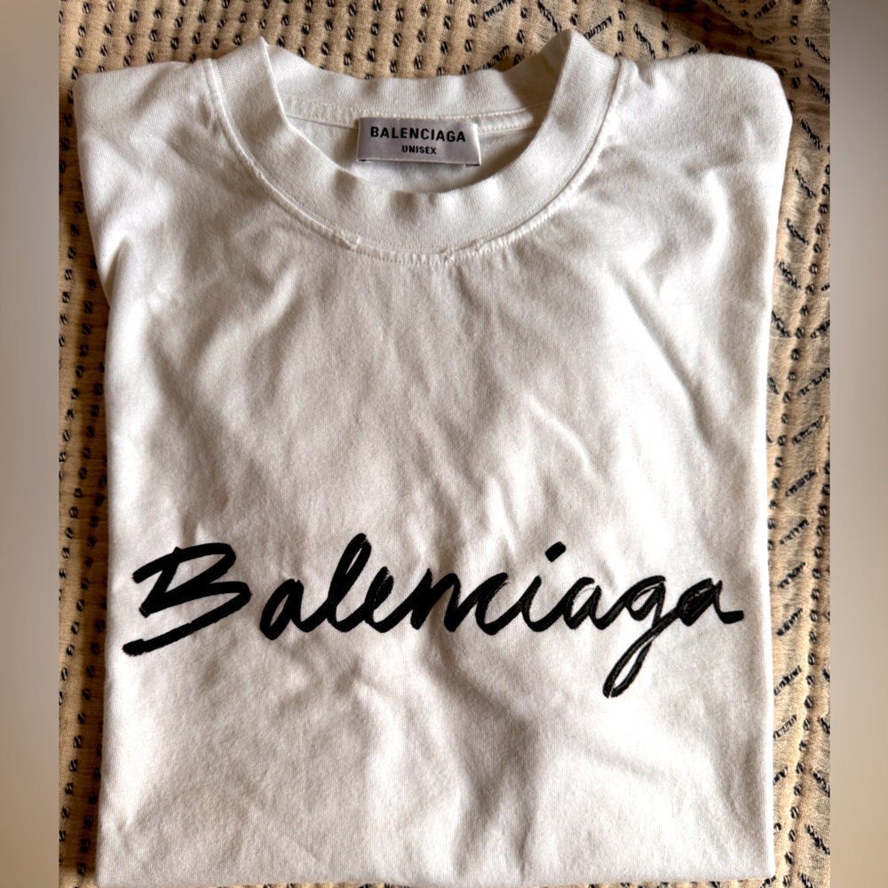 BALENCIAGA-NWT T-shirt 
Unisex fits Medium for Women and XS/S Men